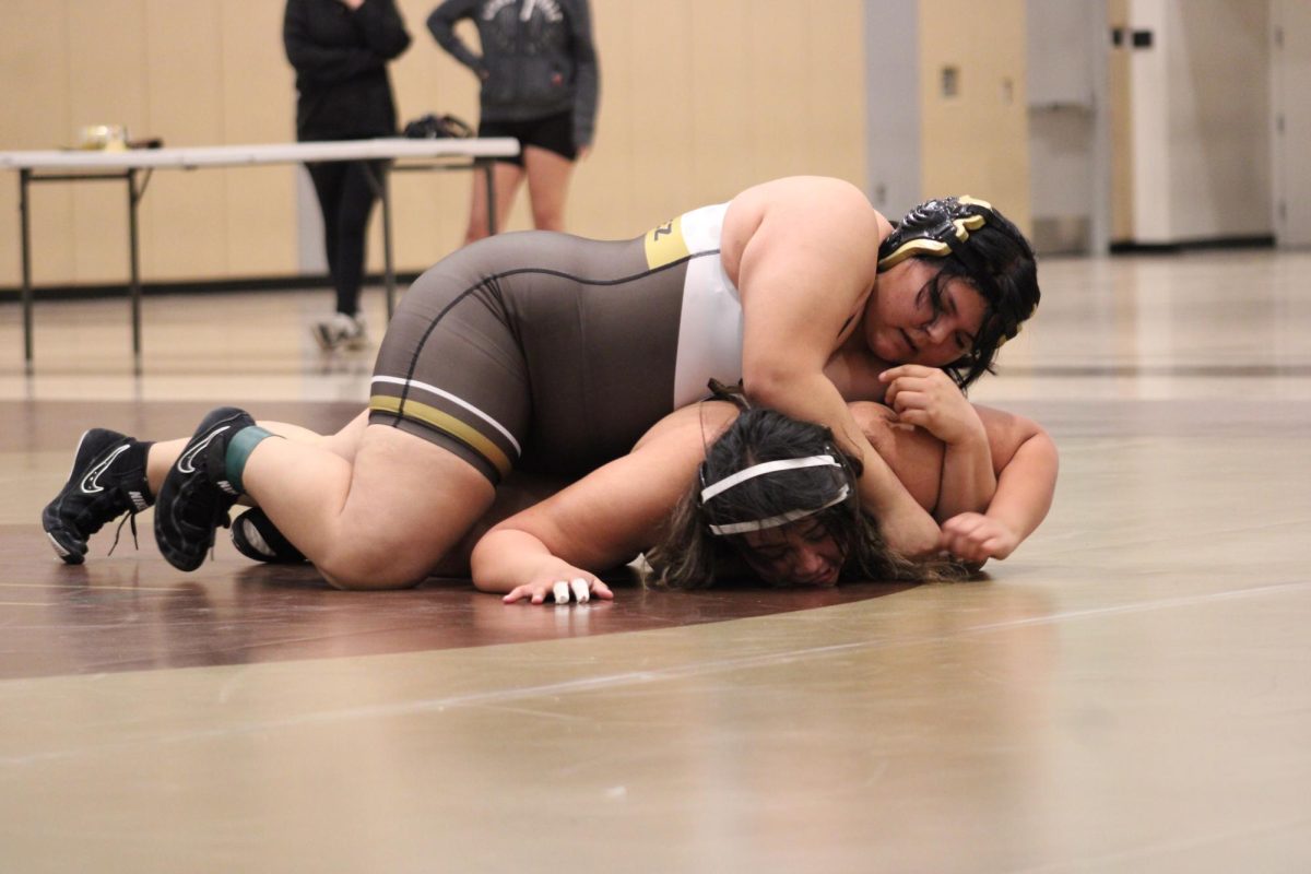 Alicia Hernandez-Carpinteyro takes control over her opponent.